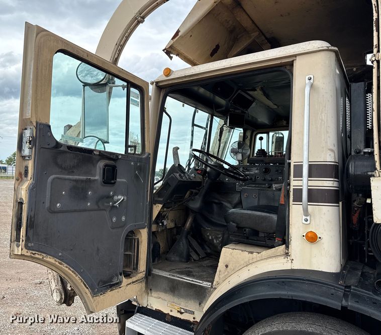 image for item EU2110 2002 Mack refuse truck