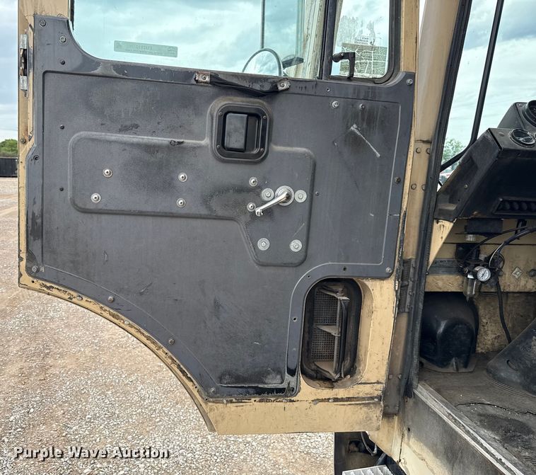 image for item EU2110 2002 Mack refuse truck