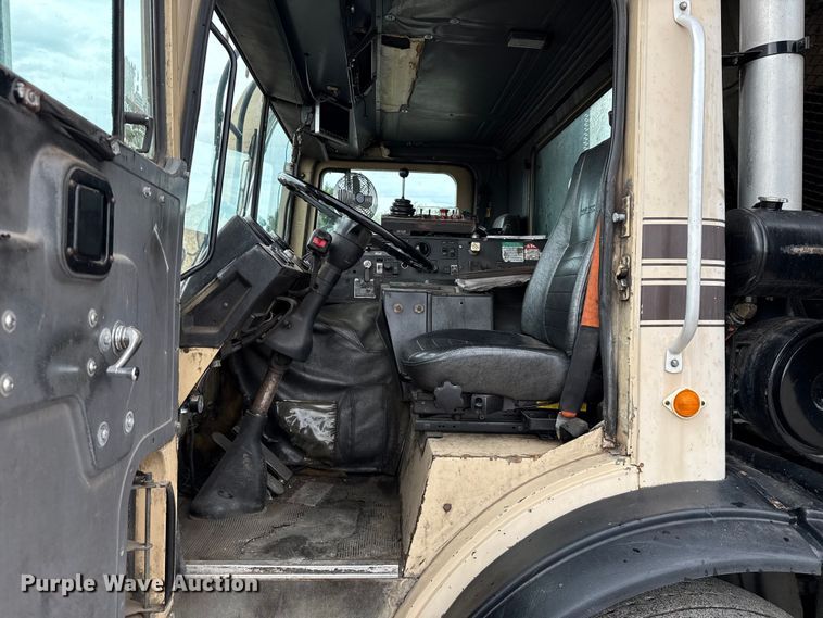 image for item EU2110 2002 Mack refuse truck