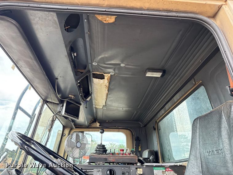 image for item EU2110 2002 Mack refuse truck