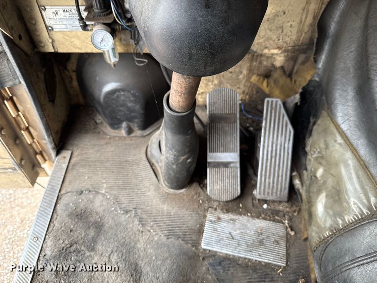 image for item EU2110 2002 Mack refuse truck