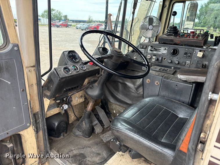 image for item EU2110 2002 Mack refuse truck