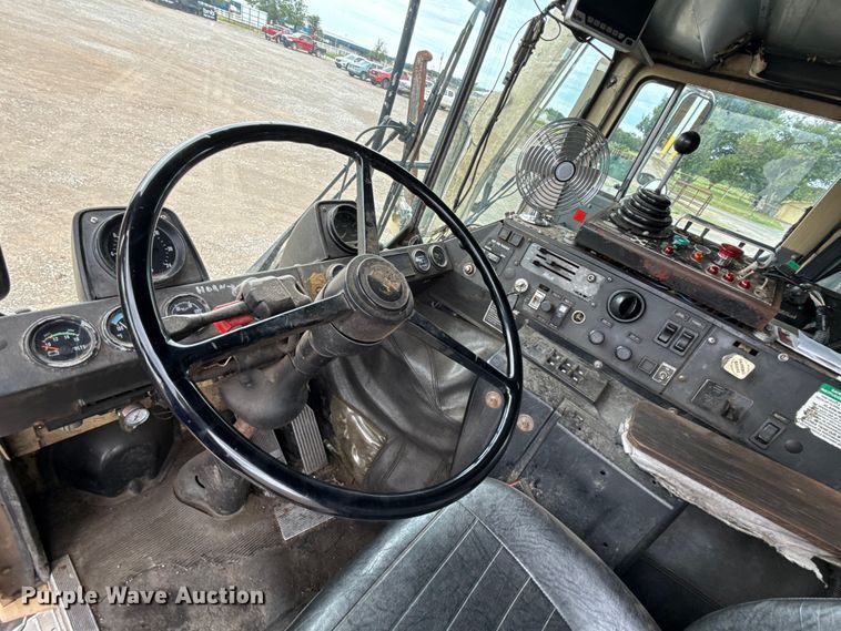 image for item EU2110 2002 Mack refuse truck