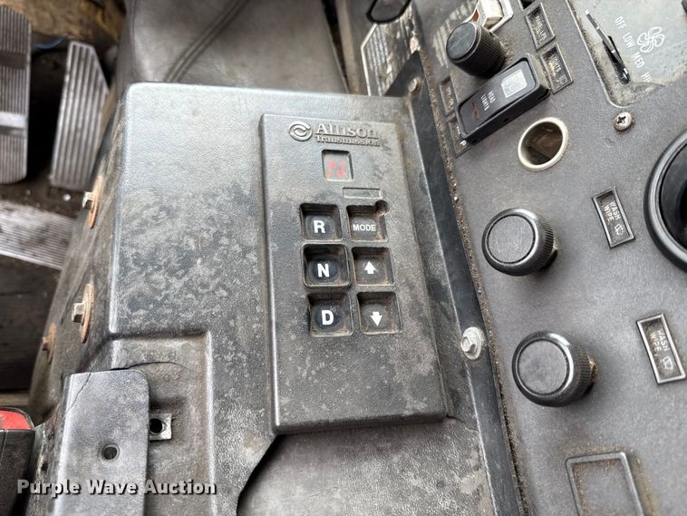 image for item EU2110 2002 Mack refuse truck