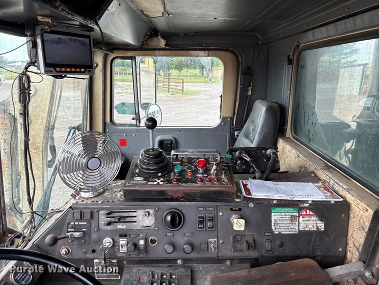 image for item EU2110 2002 Mack refuse truck