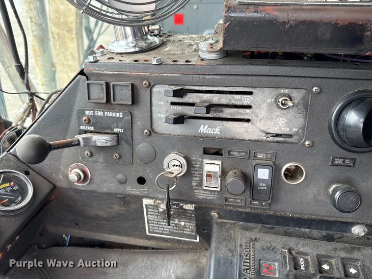 image for item EU2110 2002 Mack refuse truck