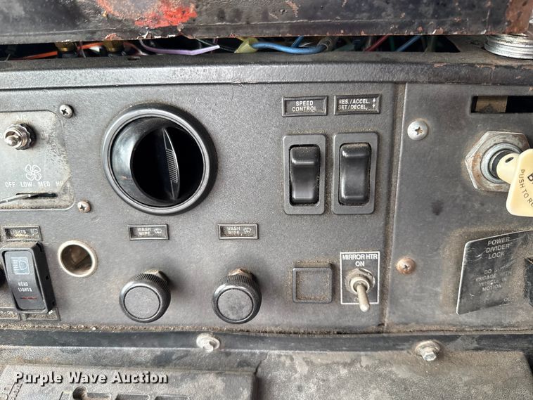 image for item EU2110 2002 Mack refuse truck