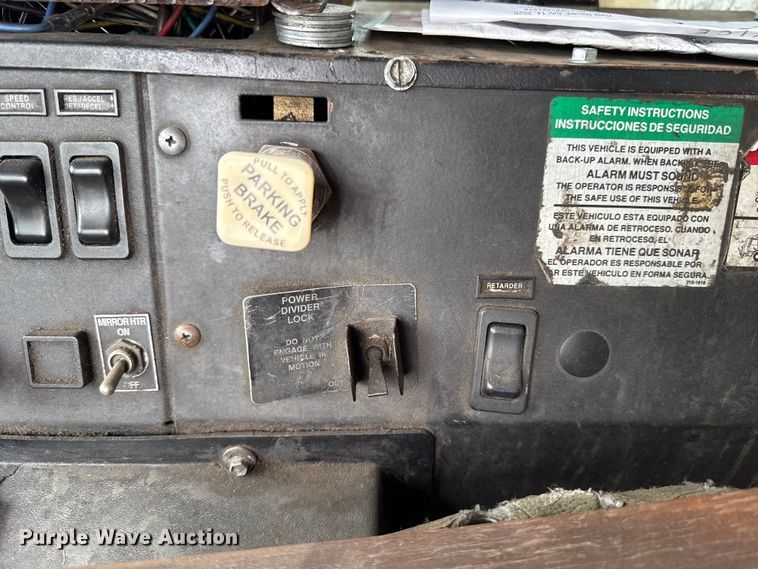 image for item EU2110 2002 Mack refuse truck