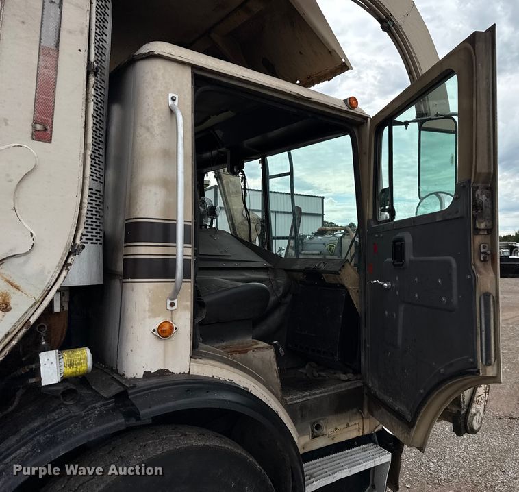 image for item EU2110 2002 Mack refuse truck