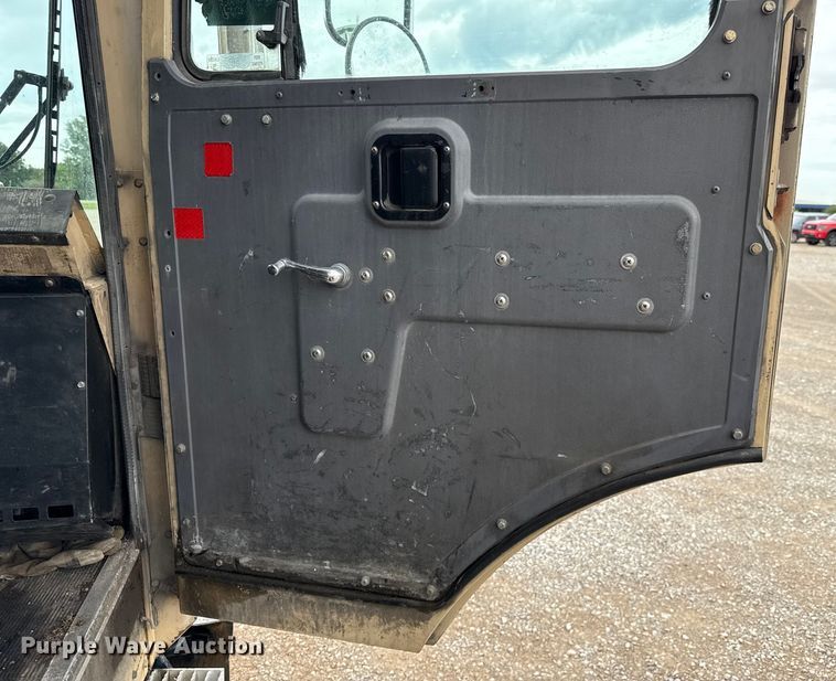 image for item EU2110 2002 Mack refuse truck