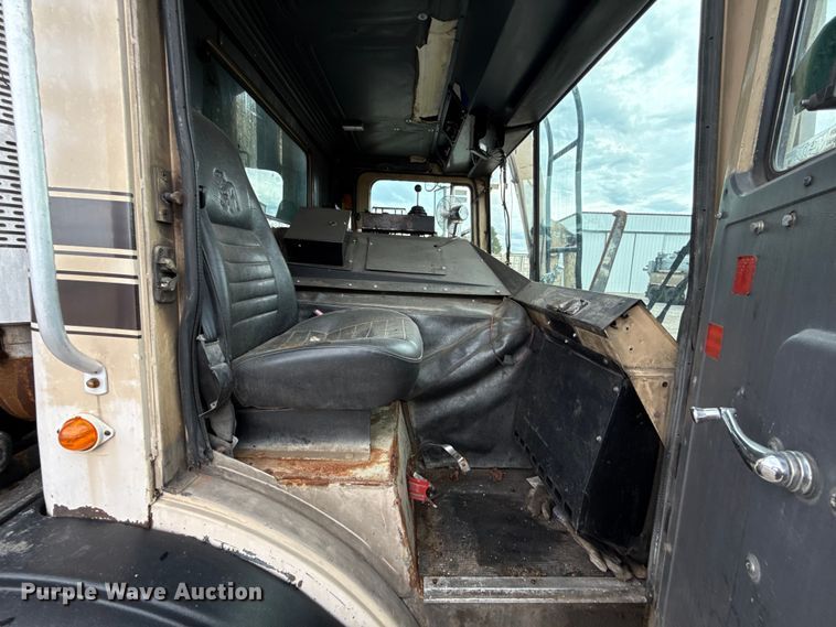 image for item EU2110 2002 Mack refuse truck