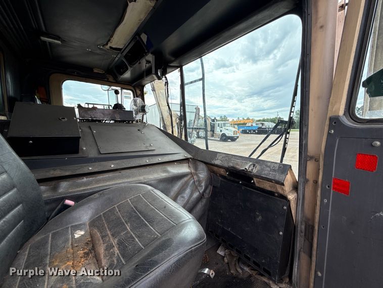 image for item EU2110 2002 Mack refuse truck