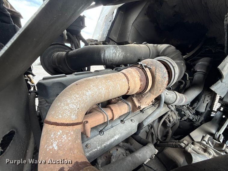 image for item EU2110 2002 Mack refuse truck