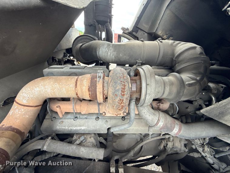 image for item EU2110 2002 Mack refuse truck