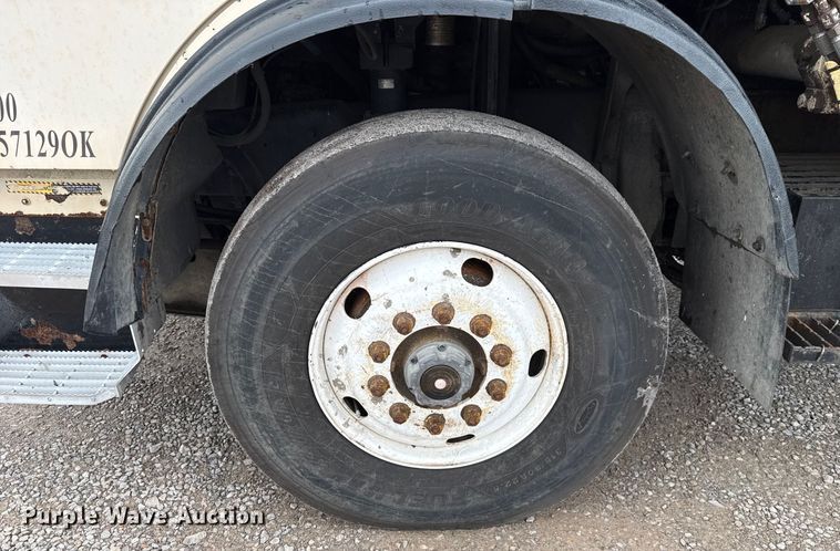 image for item EU2110 2002 Mack refuse truck