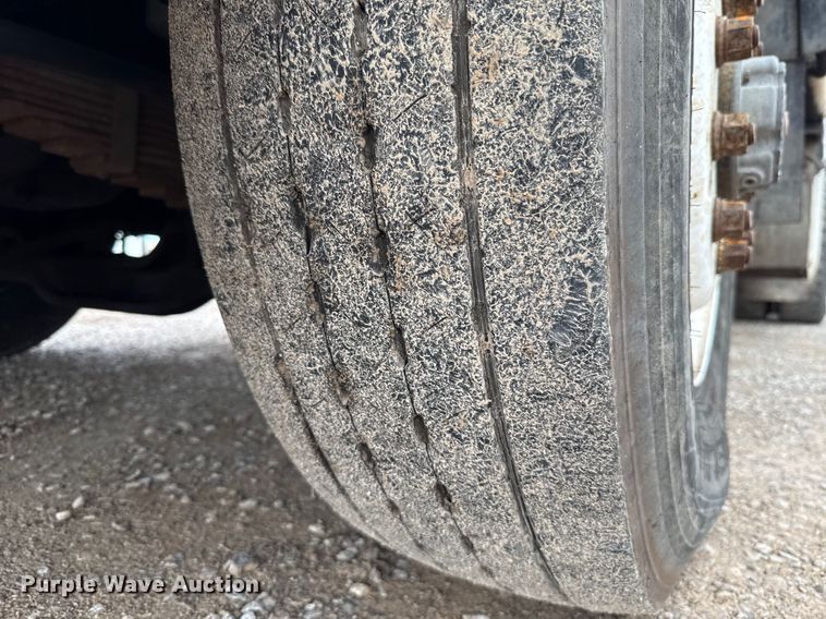 image for item EU2110 2002 Mack refuse truck