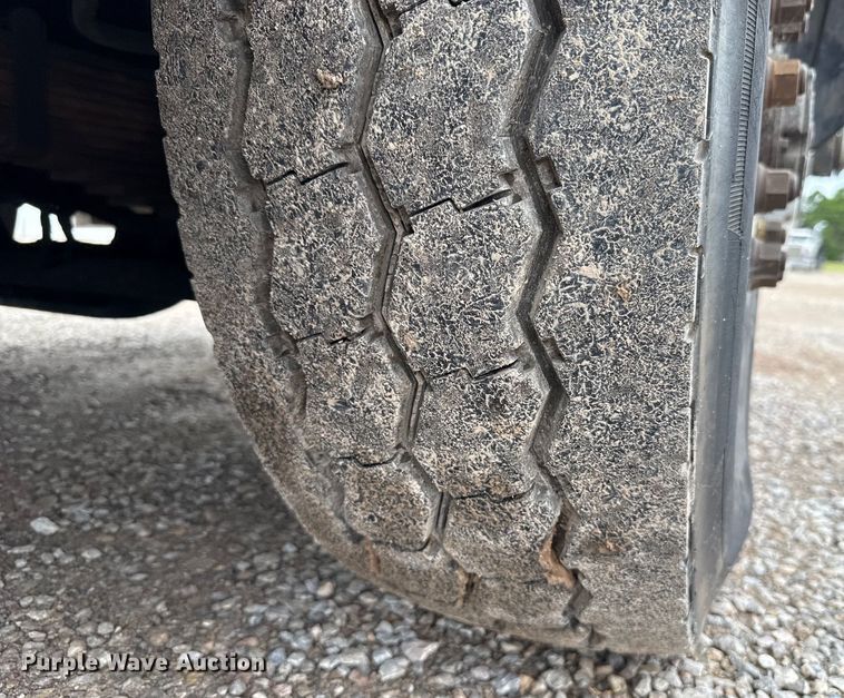 image for item EU2110 2002 Mack refuse truck