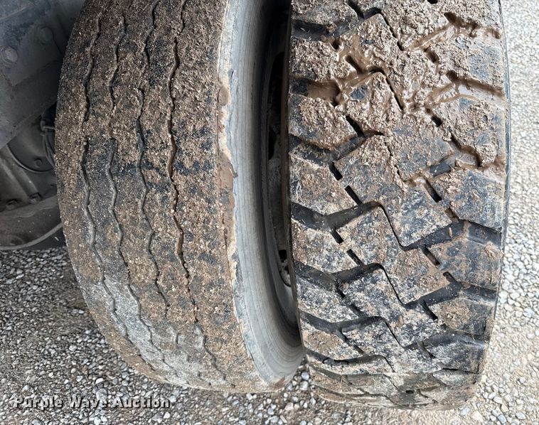 image for item EU2110 2002 Mack refuse truck