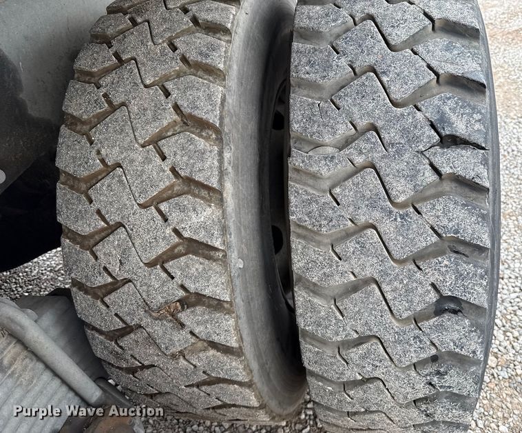 image for item EU2110 2002 Mack refuse truck