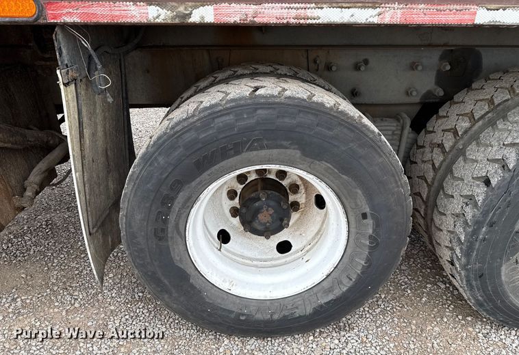 image for item EU2110 2002 Mack refuse truck