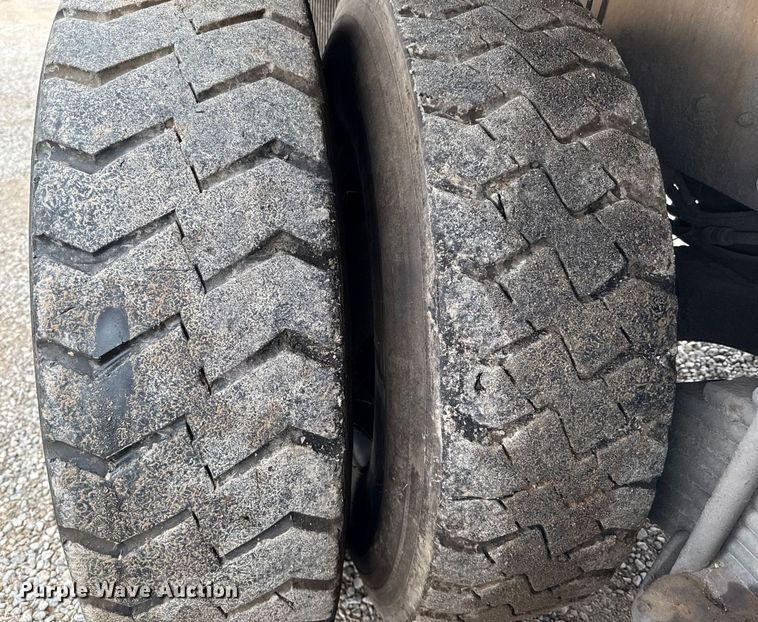 image for item EU2110 2002 Mack refuse truck