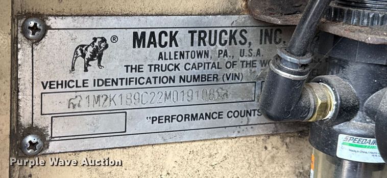 image for item EU2110 2002 Mack refuse truck
