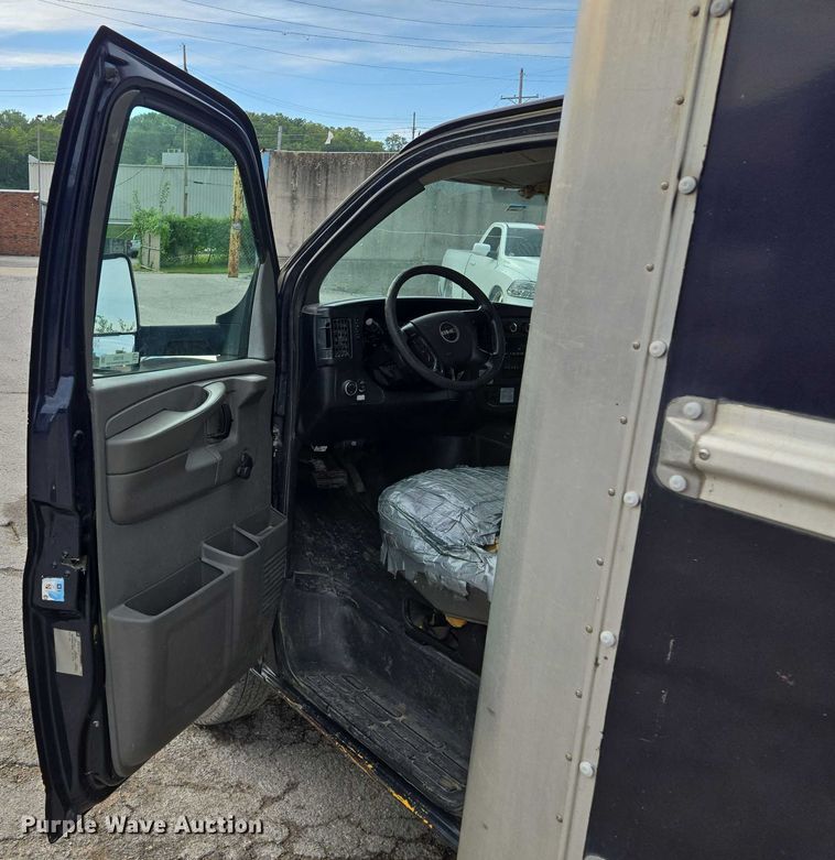 image for item EV1552 2012 GMC Magnavan box truck