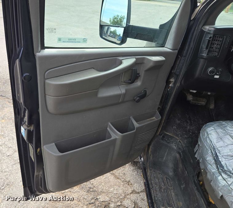 image for item EV1552 2012 GMC Magnavan box truck