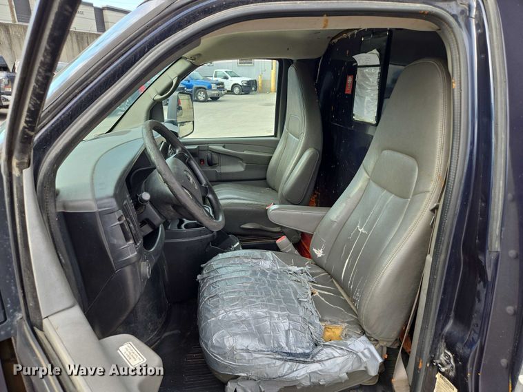 image for item EV1552 2012 GMC Magnavan box truck