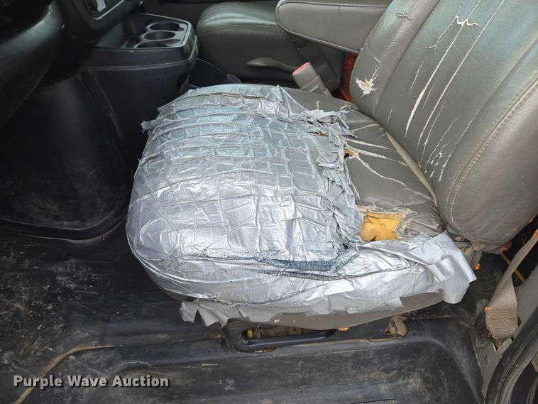 image for item EV1552 2012 GMC Magnavan box truck