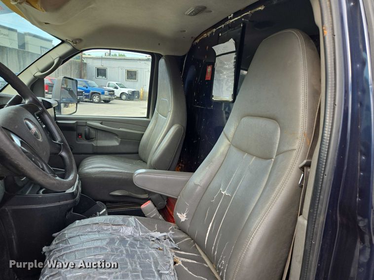 image for item EV1552 2012 GMC Magnavan box truck