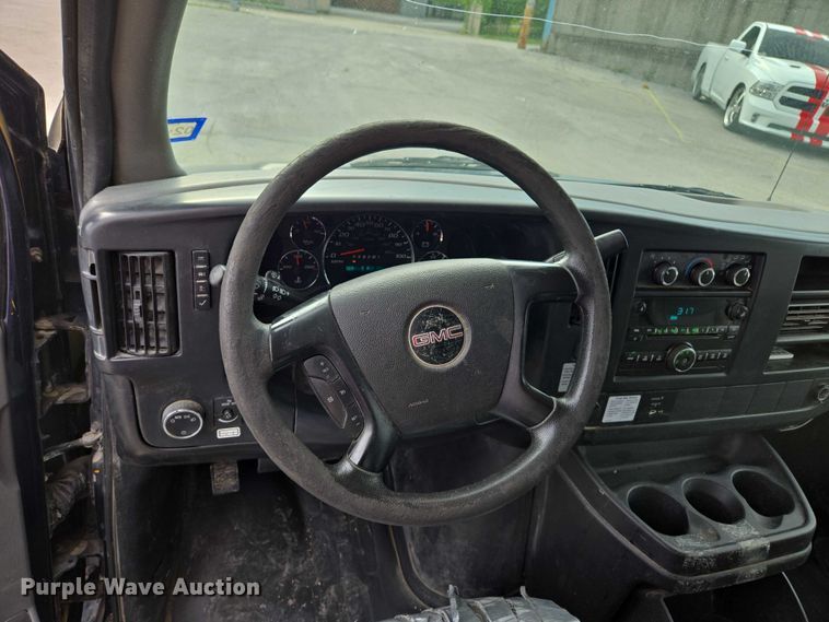 image for item EV1552 2012 GMC Magnavan box truck