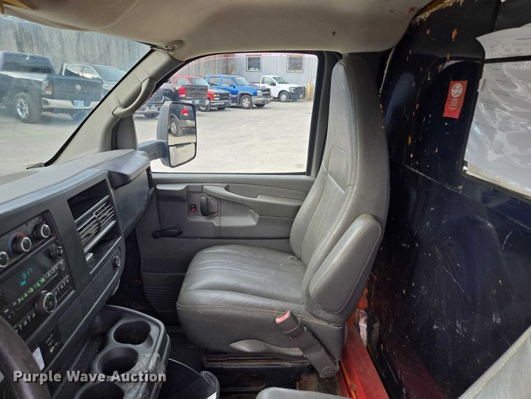 image for item EV1552 2012 GMC Magnavan box truck