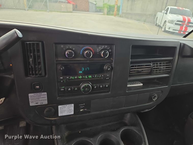 image for item EV1552 2012 GMC Magnavan box truck