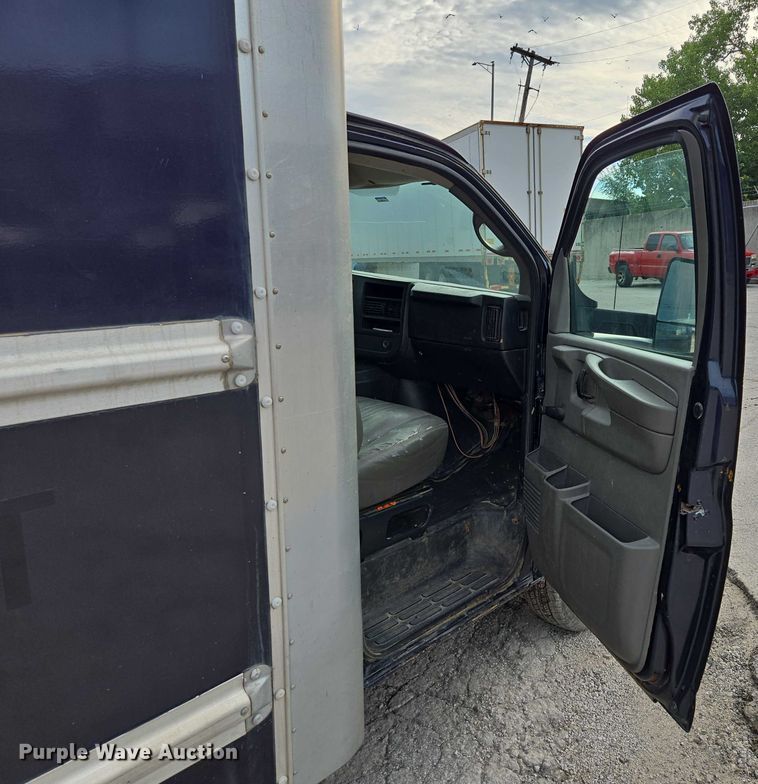 image for item EV1552 2012 GMC Magnavan box truck