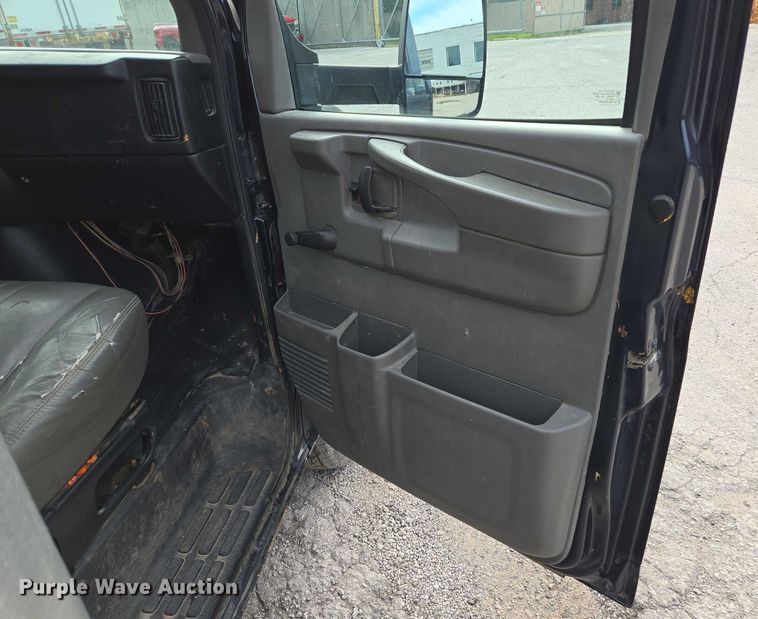 image for item EV1552 2012 GMC Magnavan box truck