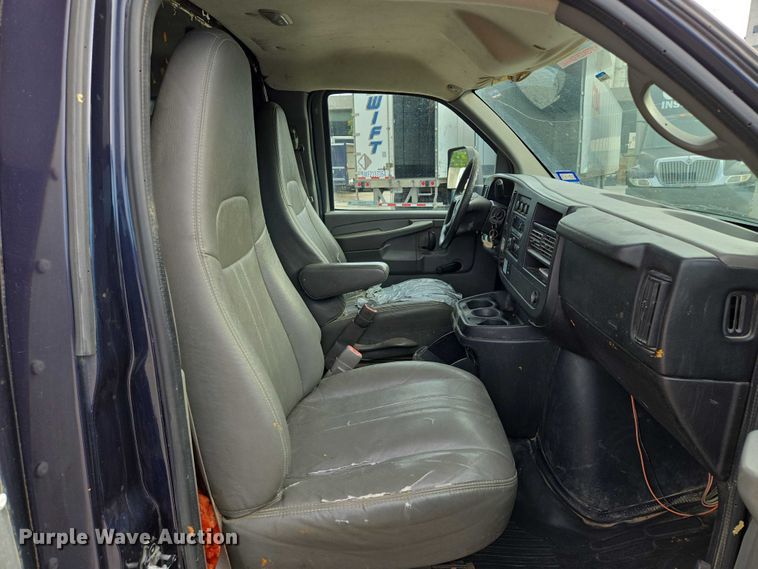 image for item EV1552 2012 GMC Magnavan box truck