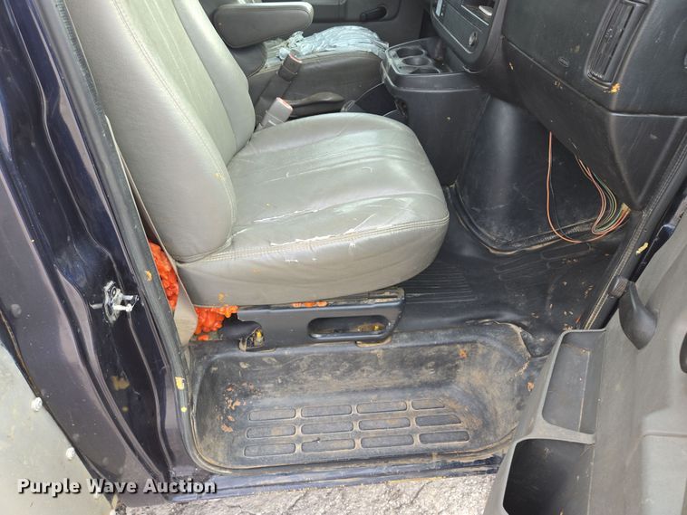 image for item EV1552 2012 GMC Magnavan box truck