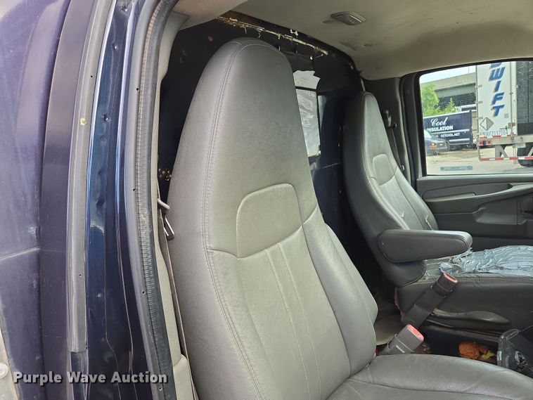 image for item EV1552 2012 GMC Magnavan box truck