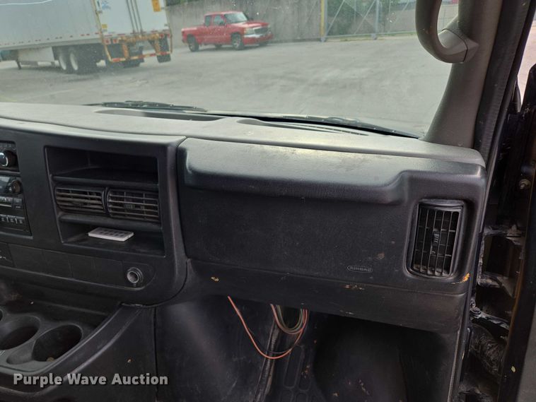 image for item EV1552 2012 GMC Magnavan box truck