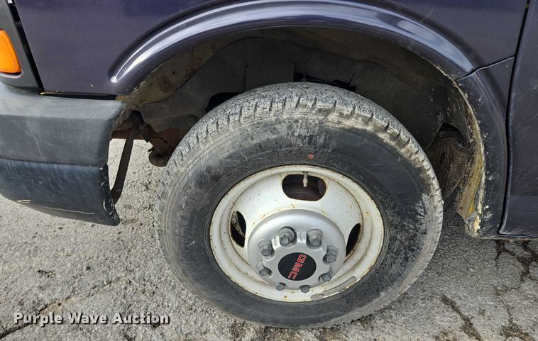 image for item EV1552 2012 GMC Magnavan box truck