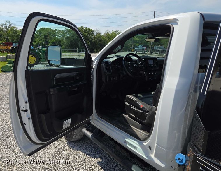 image for item EV1572 2021 Dodge Ram 5500 flatbed truck