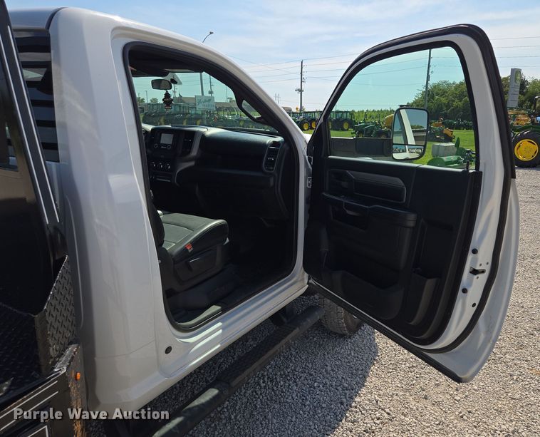 image for item EV1572 2021 Dodge Ram 5500 flatbed truck