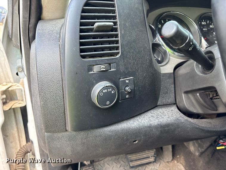 image for item YA0774 2007 GMC Sierra 3500HD tow truck