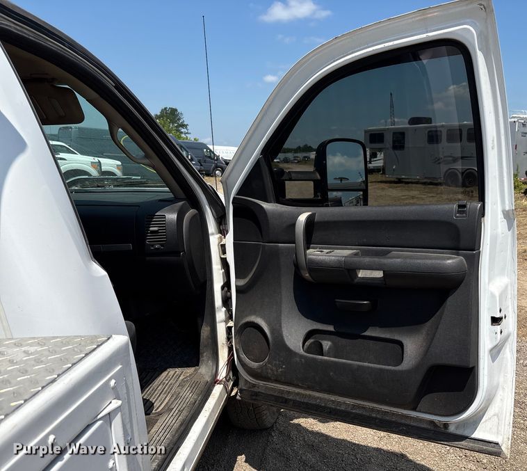 image for item YA0774 2007 GMC Sierra 3500HD tow truck