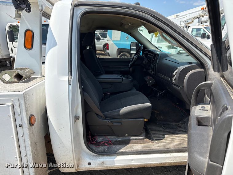 image for item YA0774 2007 GMC Sierra 3500HD tow truck