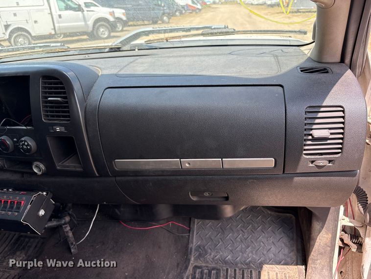 image for item YA0774 2007 GMC Sierra 3500HD tow truck