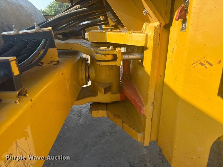 image for item DJ7749 2009 Caterpillar CS56 single drum vibratory roller