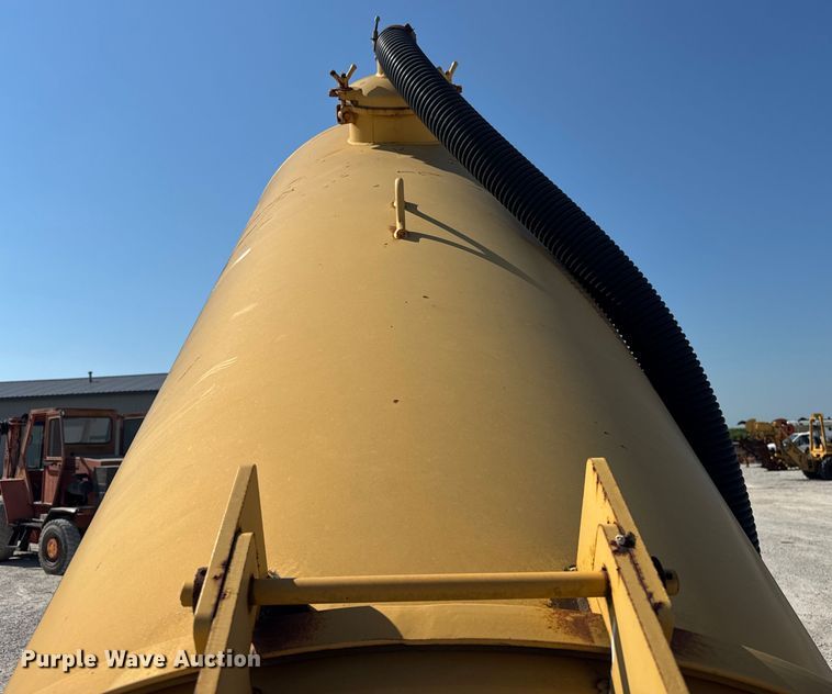 image for item DJ9693 2001 Vermeer E800 vacuum excavator