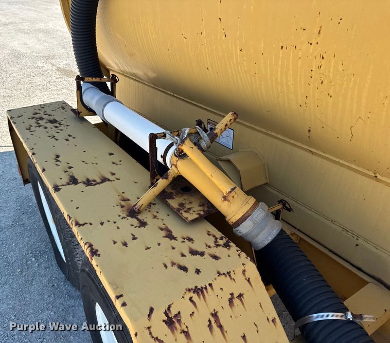 image for item DJ9693 2001 Vermeer E800 vacuum excavator